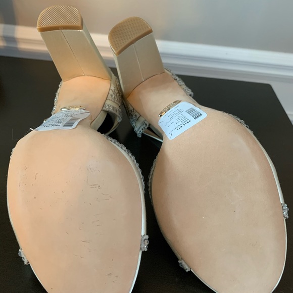 NWT Badgley Mischka Ivory Satin Kelly Heels - Picture 4 of 7